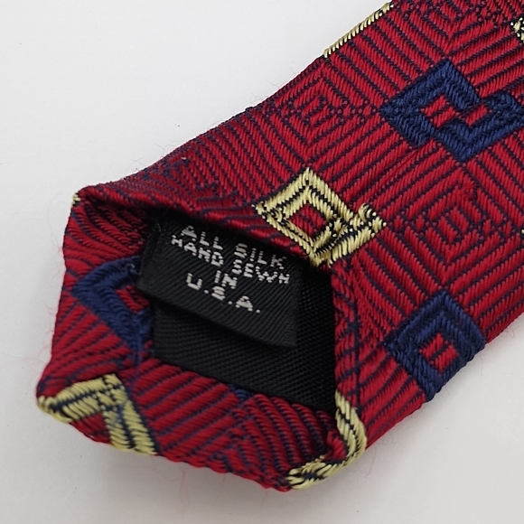 Jos A Banks 100% Silk Red Foulard Geometric Pattern Jacquard Necktie Men's Tie - Picture 3 of 9